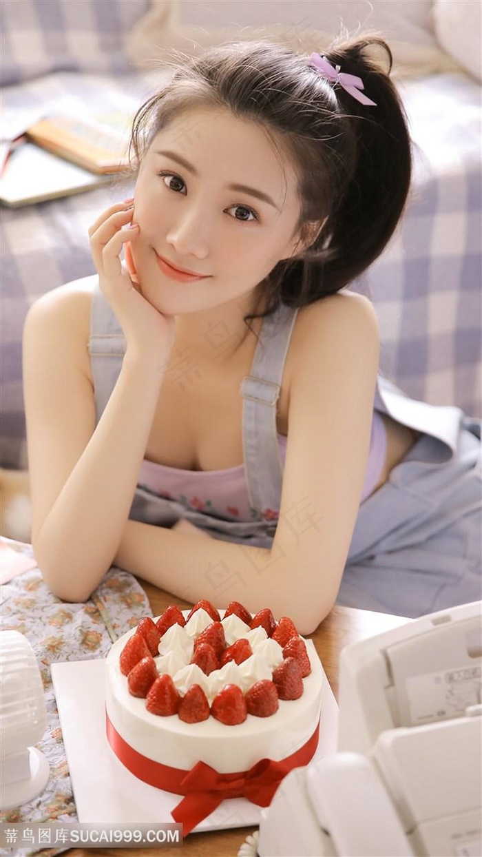 男生女生一起努力生产豆浆